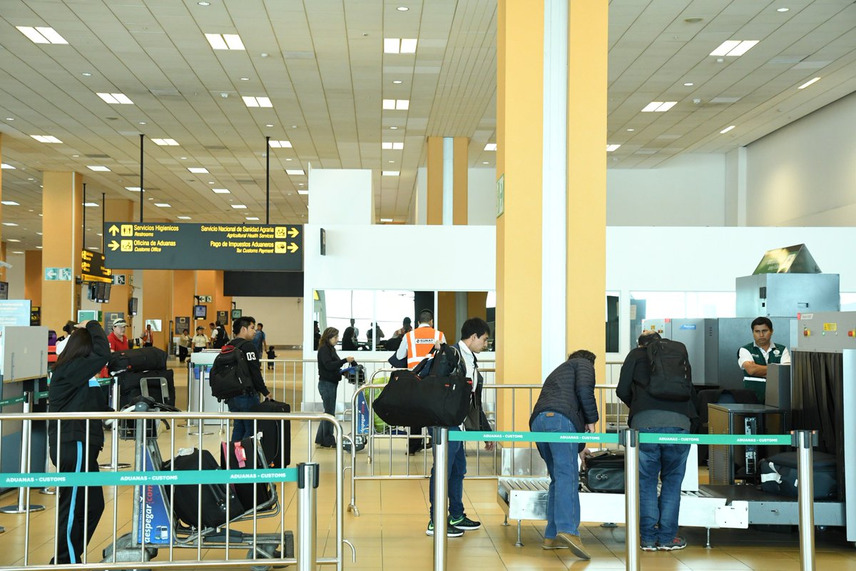 SUNATOficial's tweet image. Si algún amigo o familiar llegará al país para ver a #FranciscoEnPeru, pásale la voz qué puede traer como equipaje de viajero libre de impuestos.  #ModoPapa bit.ly/2riIIVT