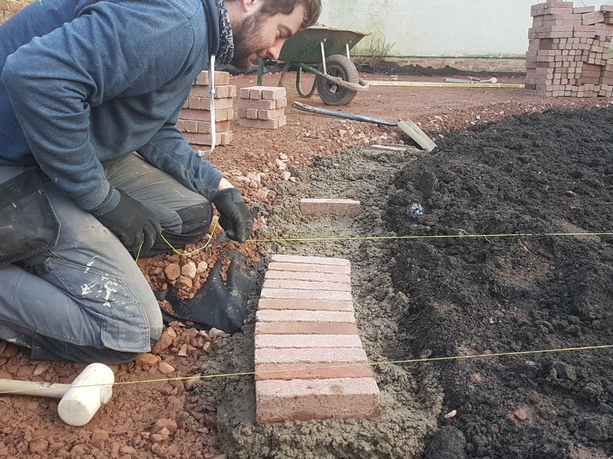 StonetreeLive's tweet photo. And bens off and away with the first of about 3200 #paviours to be laid. We're laying Seville #claypaviours from @ChelmerValley . #blockpath #poshpath #stonetreelandscapes https://t.co/pgg6p0A6Hb