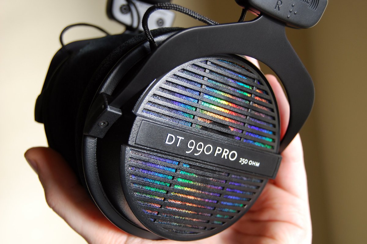 Another shot of our shiny DT990 PRO's 🎧 #beyerdynamic #beyerdynamicdt990pro #beyerdynamicdt990 #dt990pro #dt990 #openbackheadphones #iridescent #customheadphones #headphones #audiophileheadphones #studioheadphones #musicproduction #mixing #producing #mastering #highendaudio