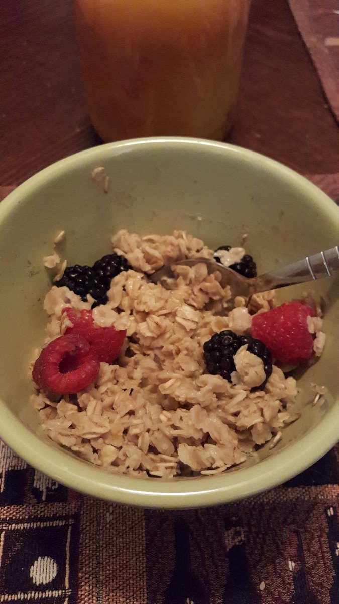 FlashnerMissy's tweet photo. I applaud you @JoeSantagato for eating that plain ass oatmeal . I couldn't bring myself to do it ! Immediately dressed mine up lol #tryingtobehealthy ? Lol 💚 https://t.co/gRsAfistfY
