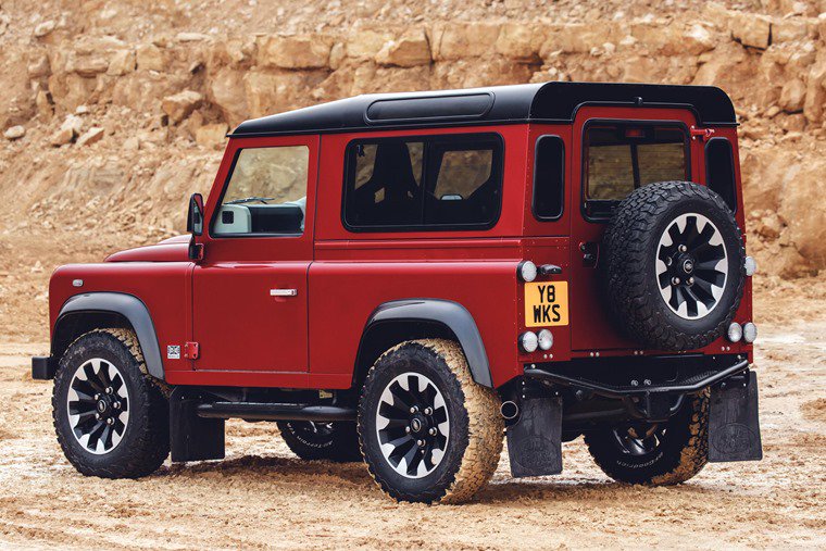 Leasingdotcom's tweet photo. The legendary @LandRover_UK #Defender is back, with a special edition to celebrate LR's 70th anniversary! It's the most powerful and fastest Defender ever, courtesy of a 400hp Works V8.
#LandRover70Years #DefenderWorksV8 #LR70 https://t.co/z3Jb0CYJJV