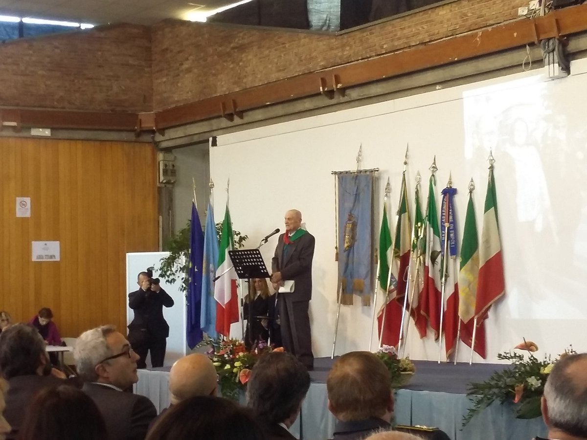 Un palazzo delle esposizioni pieno per la consegna della medaglia d'oro al merito civile alla città di Empoli.
#lenostrecittà