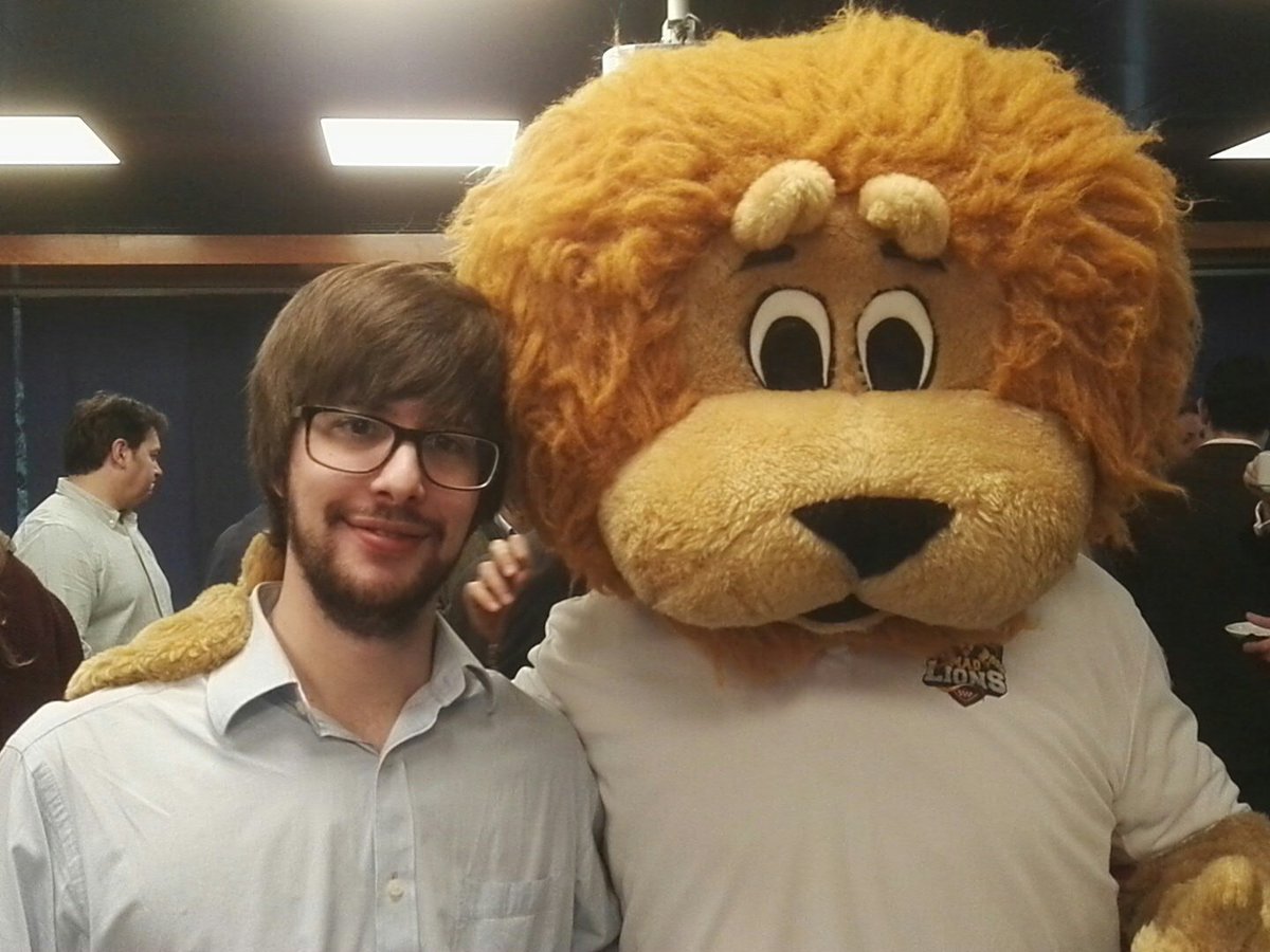 Disfrutando de la mascota de @MADLionsEC ;)