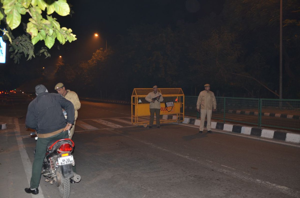 At 3:30AM  #earlyMorning #Alert #PicketChecking staff of  #SouthDistrict apprehended 04 CCL riding on a m/cycle in PS #SJEnclave area which was #stolen by thm frm #Kalkaji at around 1:30 AM, #tools using in #AutoTheft  recovrd @DelhiPolice #crimeprevention