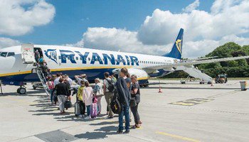 BEconomique's tweet photo. ✈️Annualisée par @Ryanair, la ligne Lorient-Porto a enregistré 24.384 passagers, soit 19 % du trafic total de l'aéroport Lorient Bretagne Sud en 2017. Le bilan complet ➡️https://t.co/OC5Ee3aosS #Porto #aeroport #Lorient #morbihan #CCI56 https://t.co/gz1cg39llZ