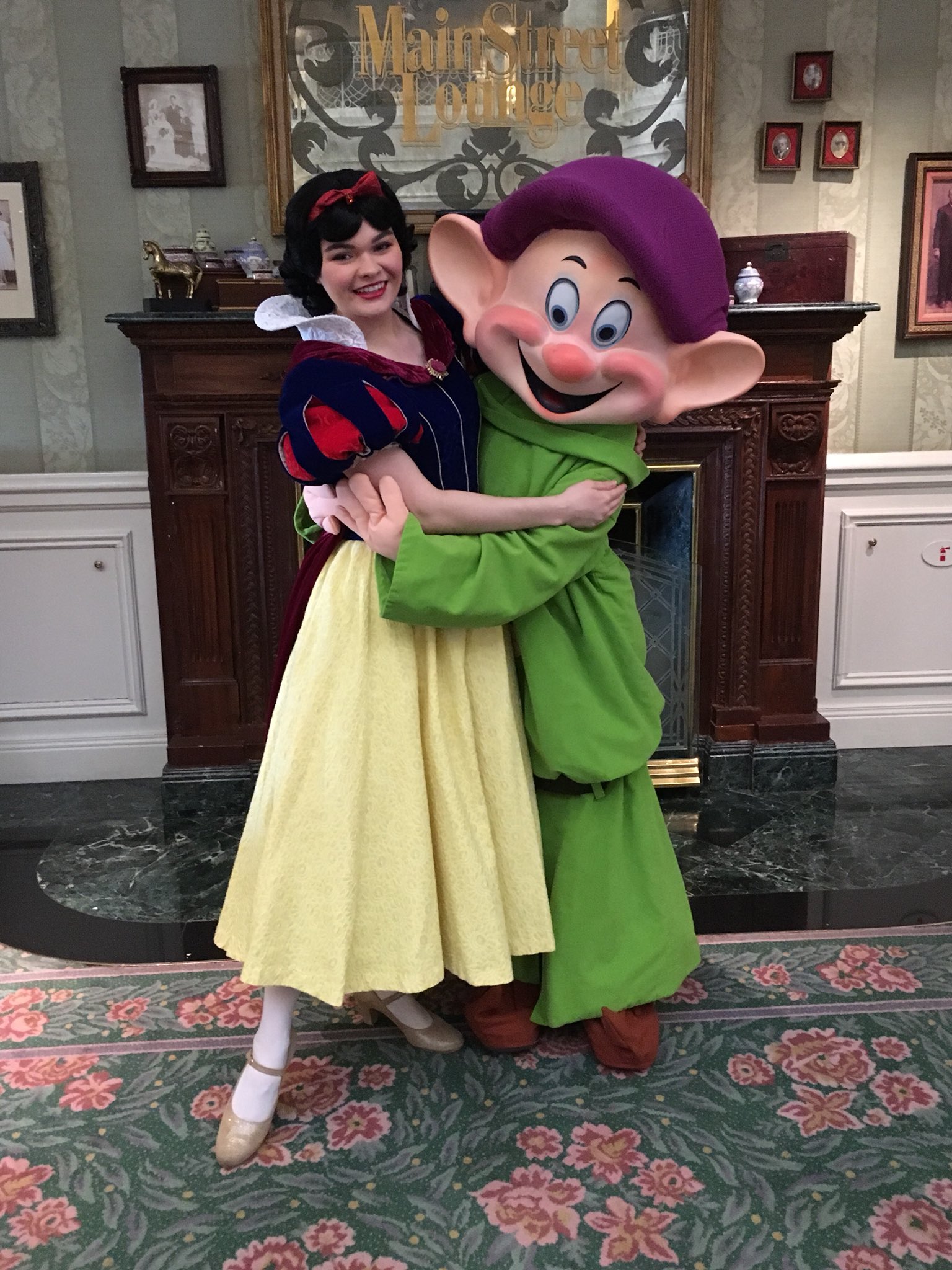 CharactersPhotosBlog on Twitter: "Live from the Disneyland Hotel ! Snow