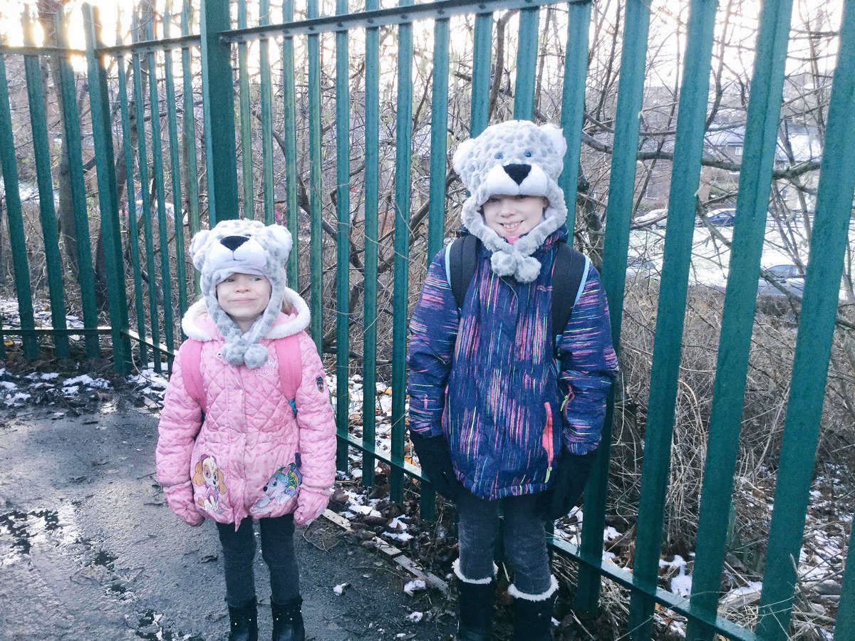 GlenairePS's tweet image. Here are some smiling arrivals in the snow and ice this morning.