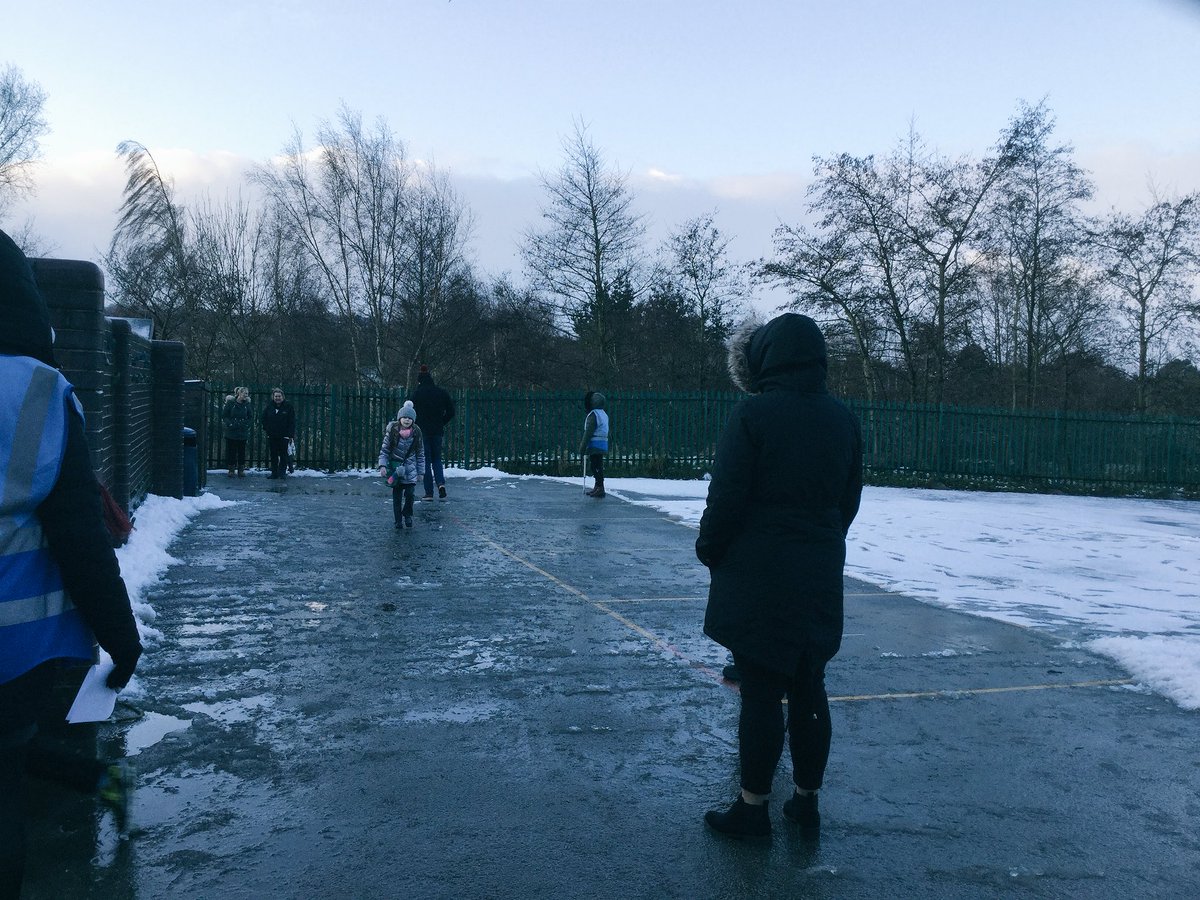 GlenairePS's tweet image. Here are some smiling arrivals in the snow and ice this morning.