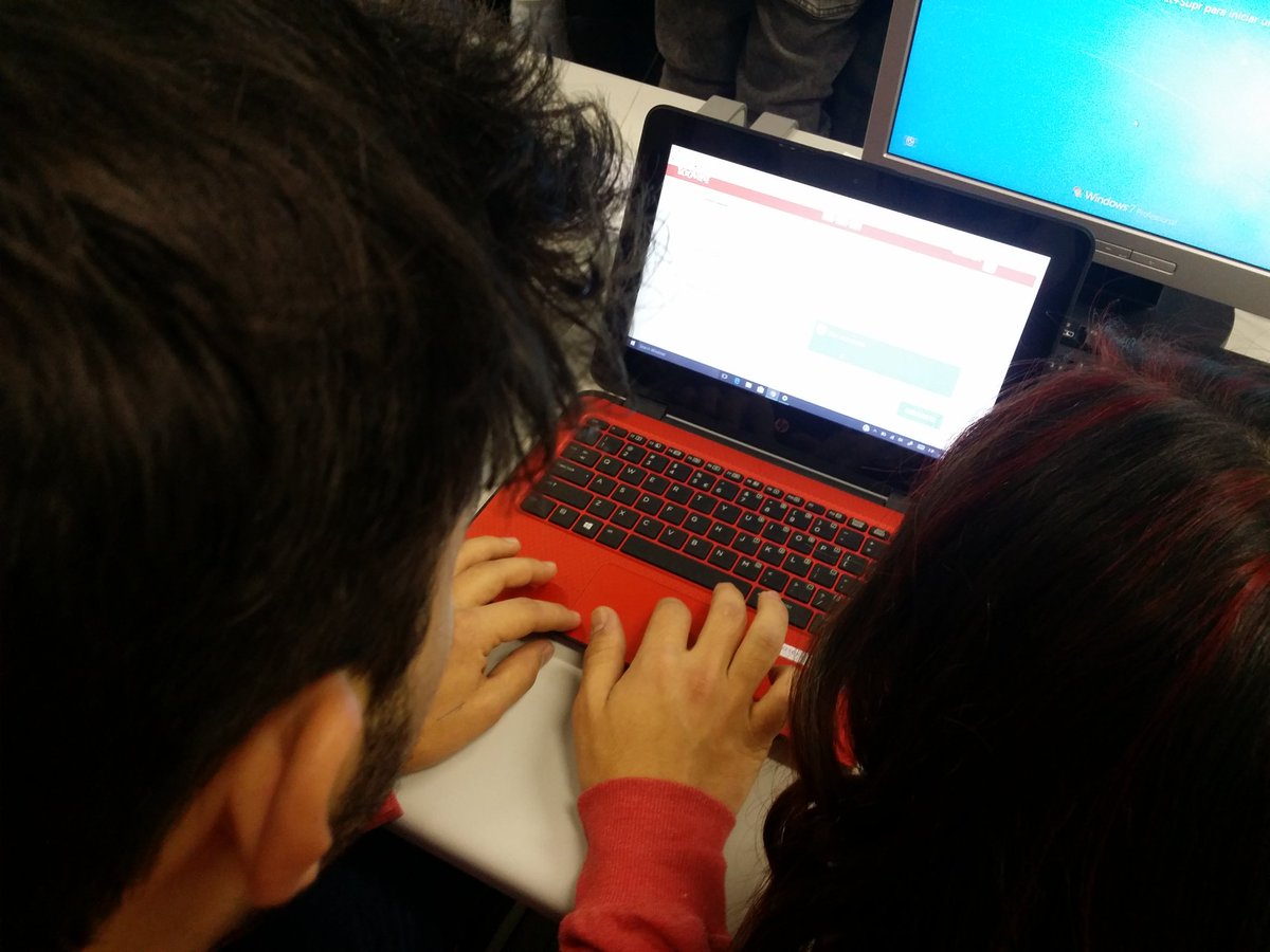 ToovariOficial's tweet photo. Cerramos el #RoadShow en @FaculEDUAM despues de trabajar #RoboticaEducativa con @Ozobot con un emocionante #RetoToovari #YellowWednesdayUAM https://t.co/x3IAWMm8Lq