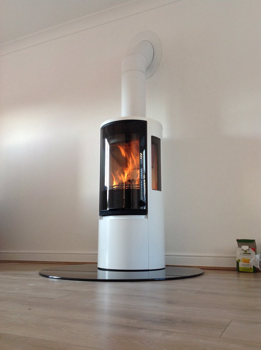 heatsourcerer's tweet image. #stove #inspiration #rutland - Modern homes without fireplace or flue need a focal point and we have the stoves for you to do it like this @ConturaStoves 556G white fitted yesterday on a @SchiedelUK @specflue Eco Icid colour matched to the stove.