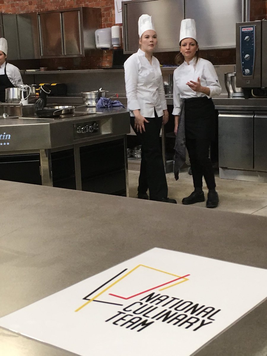 De spanning stijgt in de trainingskeuken van ons Nationaal Culinair Team in #Harelbeke. Straks maakt <a href="/BenWeyts/">Ben Weyts</a> de definitieve selectie bekend van het Young Chefs Team. Zij zullen Vlaanderen in opdracht van <a href="/toerisme_vla/">Toerisme Vlaanderen</a> <a href="/HorecaVL/">Horeca Vlaanderen</a> internationaal vertegenwoordigen én promoten.