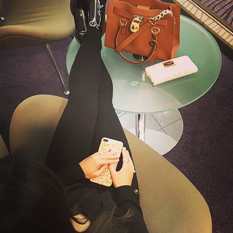 monakiren's tweet photo. Playing the waiting game? 🤔 Do it in #style 👸🏽😎 #monakiren #actress #lovestyle #fashion #lovemywork #beyourself #beauthentic #beyou #michaelkors #zara #glam #boutiquestyle https://t.co/1jGOSfO5ku