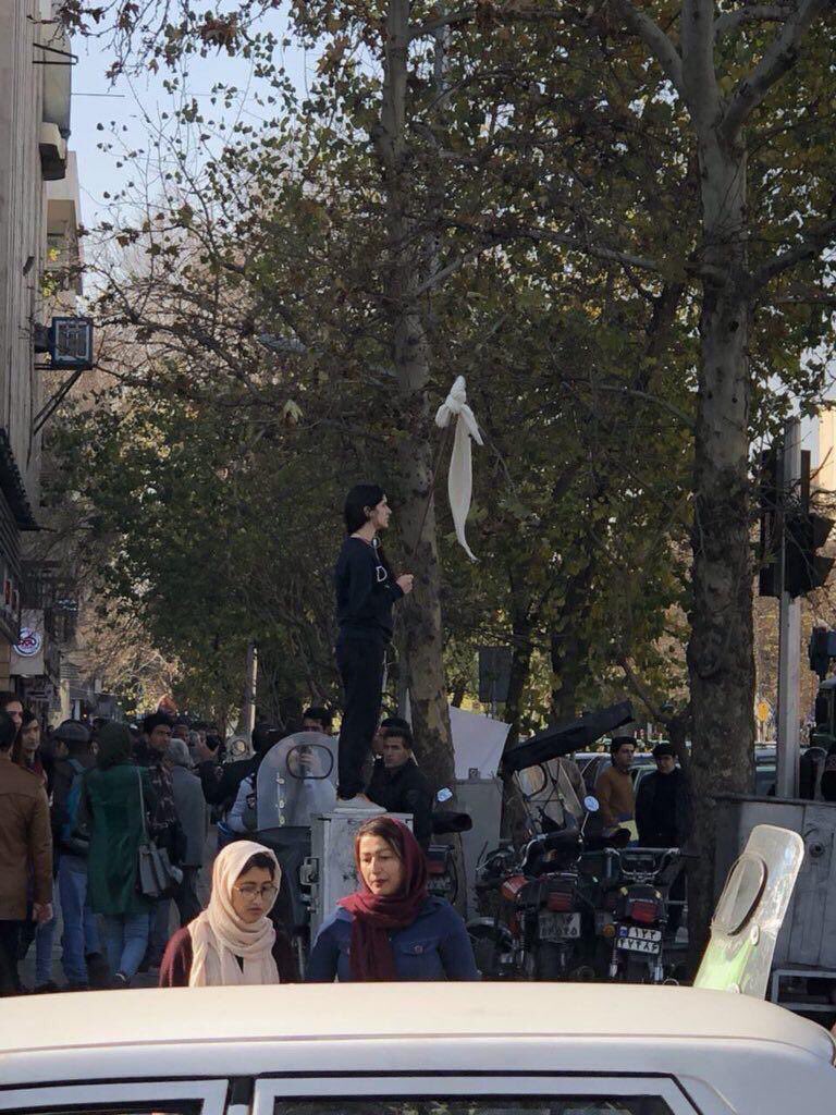 maltiumm's tweet photo. اگر برچسب #اصلاحات بر پیشانیت بود یا اسمی از  خاتمی آورده بودی الان از سلبریتی ها تا مردم عادی و حتی سخنگوی سازمان ملل هم داشتن در موردت حرف میزدن
#دختر_خیابان_انقلاب_کجاست 
#چهارشنبه_های_سفید https://t.co/d2KCzMrCly