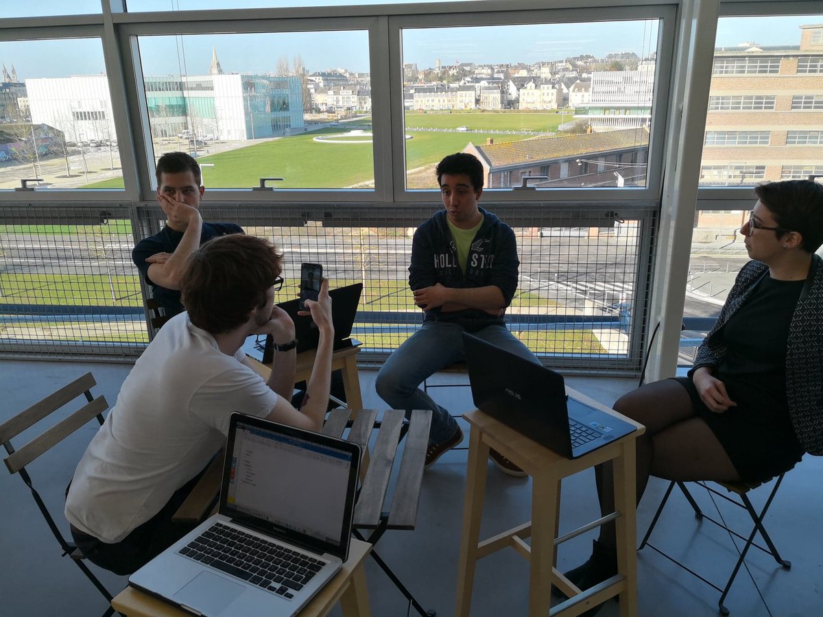 FlatMatchCLMH's tweet photo. Réunion d'entrainement des respo'Com pour l'#interview de cette après-midi ! 
#SI2018 @Borne_2_Be @syn_ap @Odos_Dome @bulintensif @LudiStreet @_LeDome https://t.co/gTBiuop4AG