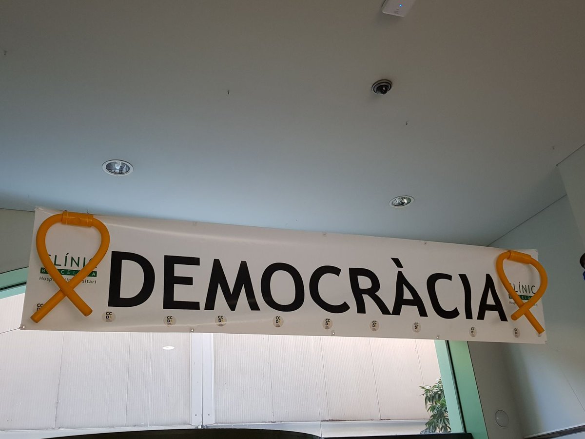 Avui la paraula DEMOCRÀCIA torna al Hall de l'Hospital Clínic #LlibertatPresosPolitics