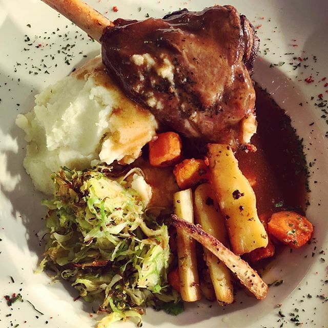 Our Lakeland Lamb Shank with sautéed vegetables, mashed potatoes &amp; gravy 👌🏻 .
.
.
#foodstagram #lakedistrict #lakedistrictfood #placestoeat #bowerhouseinn #lambshank #cumbria #cumbrianfood #thelakes #foodporn #chefsofinstagram