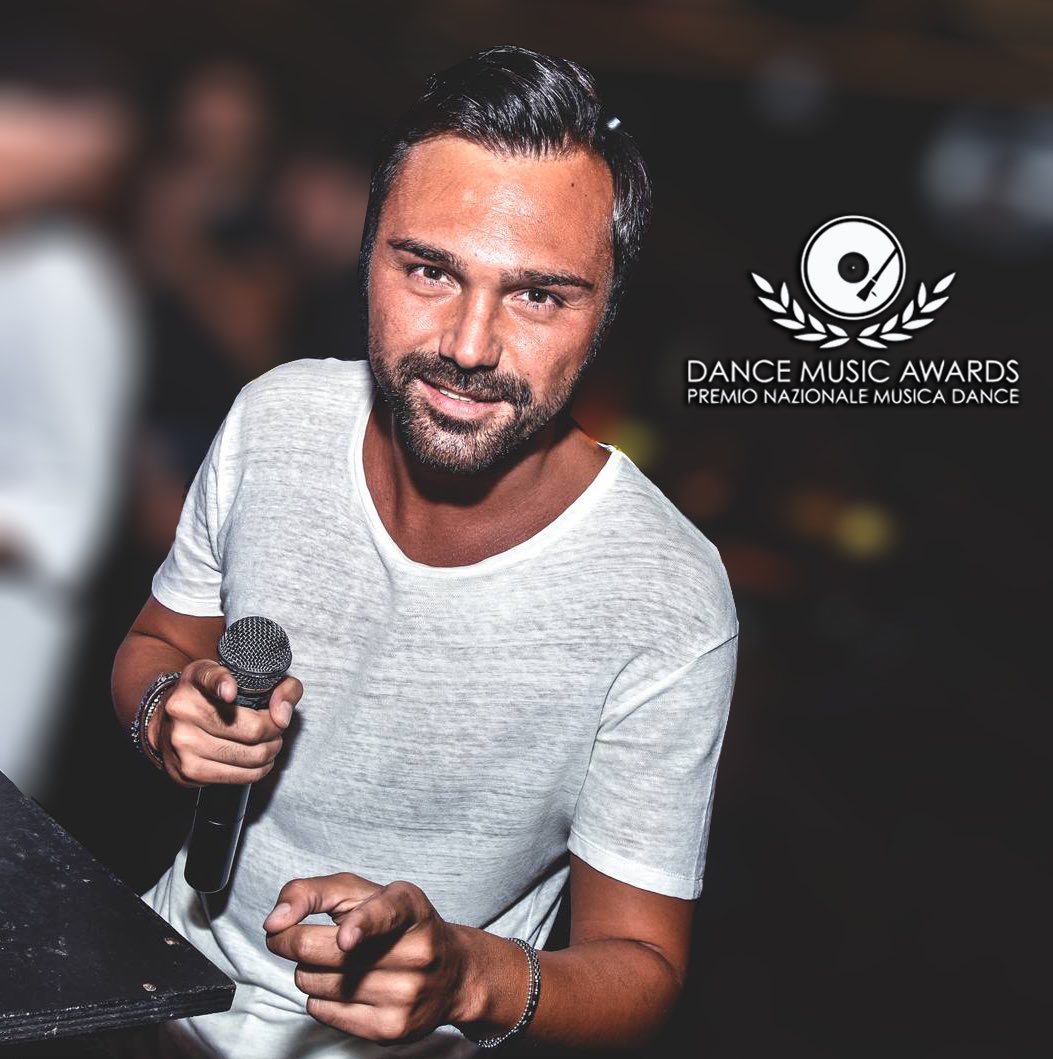 MirkoSaya's tweet photo. Ciao ragazzi, sono felice di comunicarvi che per il secondo anno consecutivo sono stato candidato al 
Dance Music Awards nella categoria 
"Migliore Vocalist Man 2017" 
Ecco come votarmi 👇🏼

https://t.co/qwDjUAmaTJ https://t.co/oePNivAR1Z