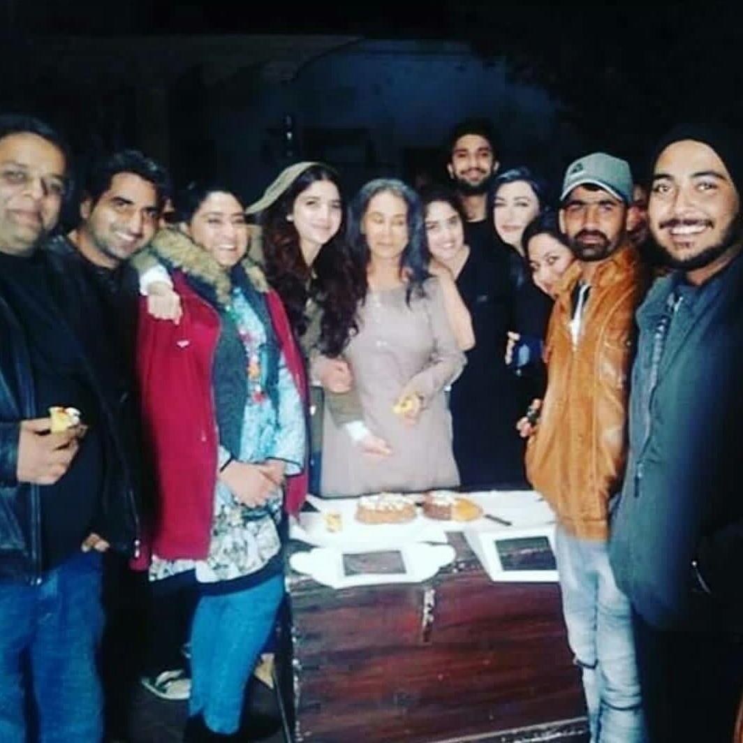 farwaali328's tweet photo. Team of #Aangan celebrating @Iamsajalali 's birthday  😍😍😍 https://t.co/MqB9w7q5yF