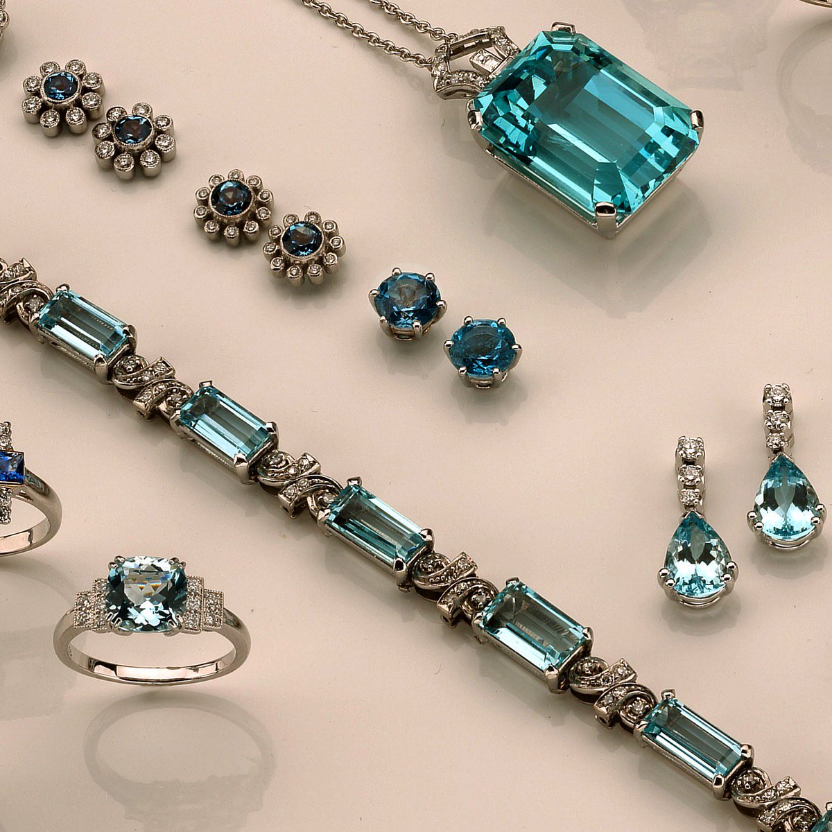 Paying homage to the bright yet freezing day ❄️ A selection of our #aquamarines and #sapphires- the beautiful blue of our stunning skies 💙
Stay warm!