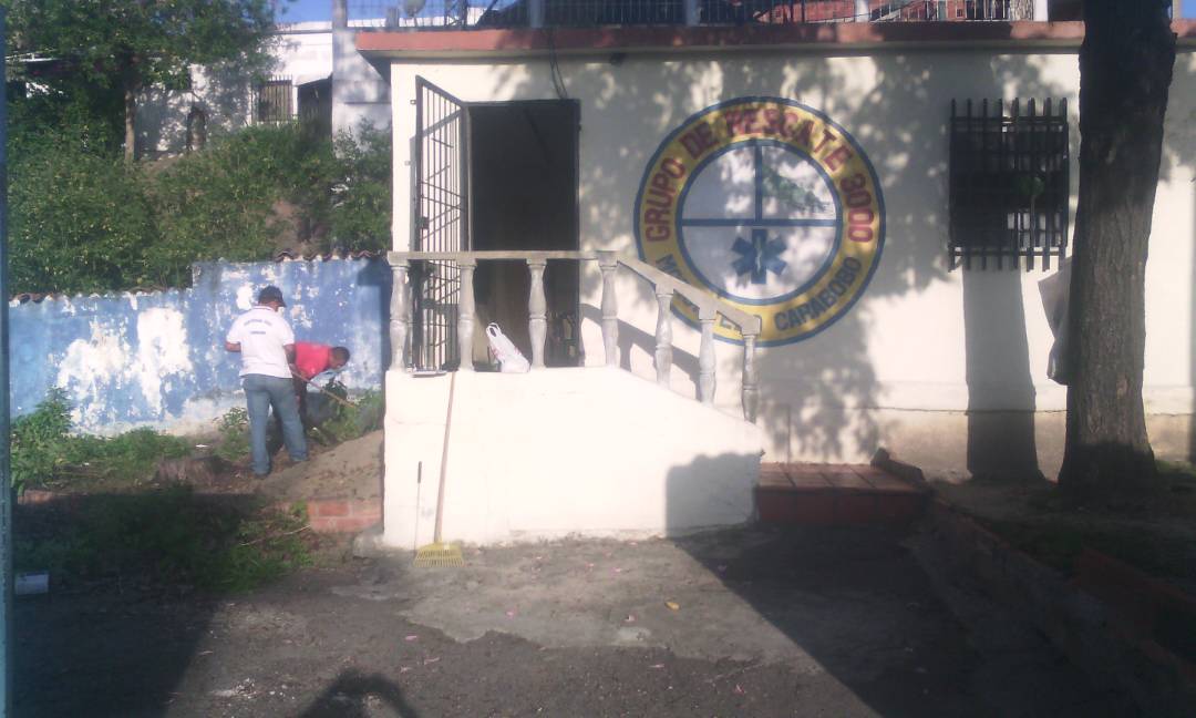 SistemaCarabobo's tweet photo. #EnDesarrollo Compromiso y sentido de pertenencia demuestran nuestros funcionarios al realizar labores de mantenimiento de sede en mcpio Juan José Mora que compartiremos con #Rescate3000 #alianzas #voluntarios #Carabobo #sistemaintegrado #17Ene @Jacobo_Vidarte  (imagen cortesía) https://t.co/VHUt3wou4K