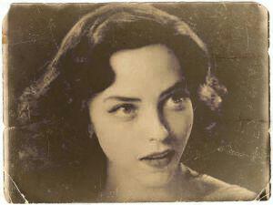 therealnorml75's tweet photo. A beautiful photo of actress Loretta King....or is it? Juliet looking so elegant and classy. Perfect in Tim Burton's "Ed Wood" as actress Loretta King. 
Loretta King starred in 
Ed Wood's,
Bride Of The Monster.

#EdWood
#LorettaKing 

@julietlandau 
@MarioAbate08 https://t.co/UGYfvh8MZW