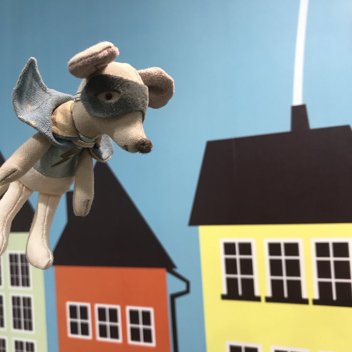 Lyckashop's tweet photo. ¿Es un pájaro? ¿Es un avión? Nooo es Súper Ratón, el terror de los gatos, .... eso si su kriptonita es un buen trozo de queso, ahí se quita la capa, el antifaz y te pide el porrón de vino 😝
#raton #superaton #heroe #maileg #mouse #hero https://t.co/woggLOLUh0