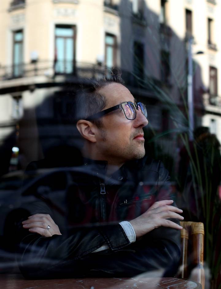 jrdelalamo's tweet photo. "Las entrevistas y lo que leemos sobre los autores confluyen en una especie de fantasma que se adhiere al #escritor y que en algún sentido lo reemplaza". .@Patricio_Pron, a propósito de su nuevo #libro de #cuentos 'Lo que está y no se usa nos fulminará' https://t.co/UWlI7ejLrX https://t.co/3Q4Fv5GgJA