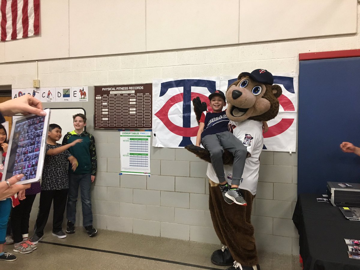 5thGradeKaasa's tweet photo. These 5th graders sure had an awesome time yesterday hanging out with some Twins players! @ALASconnetED #ALASconnectED #5thgrade https://t.co/Eyr0Gz62QA