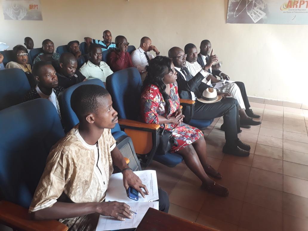 Guin_Audacieuse's tweet photo. #MATOTO2018.
Comité inter-parti (présence de tous les partis et listes indépendantes de la Commune #Matoto) avec la CECI, le Secrétaire Général de la Commune Matoto M.Conté et Le représentant du MATD M.Kouyate pour le tirage au sort de l'ordre de meeting. https://t.co/geKcNtYe0e