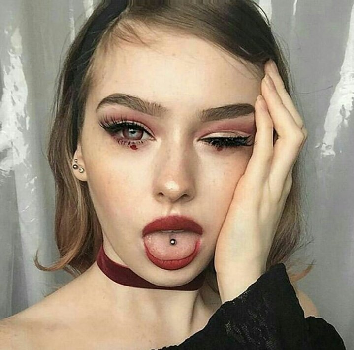 Anlamıyorsun ! “Sen bana sırtını da dönsen，ben sırtından öperim.”