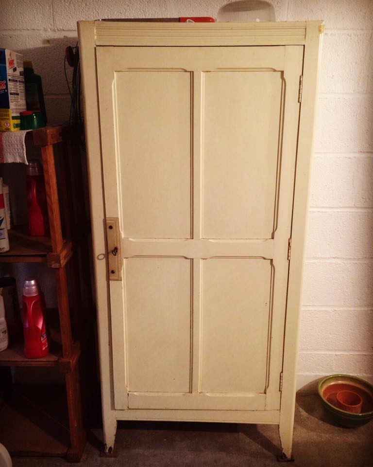 Deux armoires parisiennes en excellentes états à vendre! Me contacter en MP ou par mail si vous êtes intéressés: contact@latetedanslesnuages-deco.fr #armoireparisienne #Paris #deco #vintage #homedecor #brocante