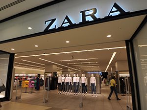 CapaMagEkonomi's tweet photo. 🔴 #İspanyol İnditex'e bağlı #Zara markasının Türkiye pazarından çıkacağı iddiaları yalanlandı! 
Bir Zara yetkilisi iddiaları yalanlayarak, "Bu konuda resmi bir açıklamamız yok, bu iddialar kesinlikle gerçeği yansıtmıyor. Faaliyetlerimiz devam ediyor, edecek" dedi. https://t.co/ojQJlC9K3g