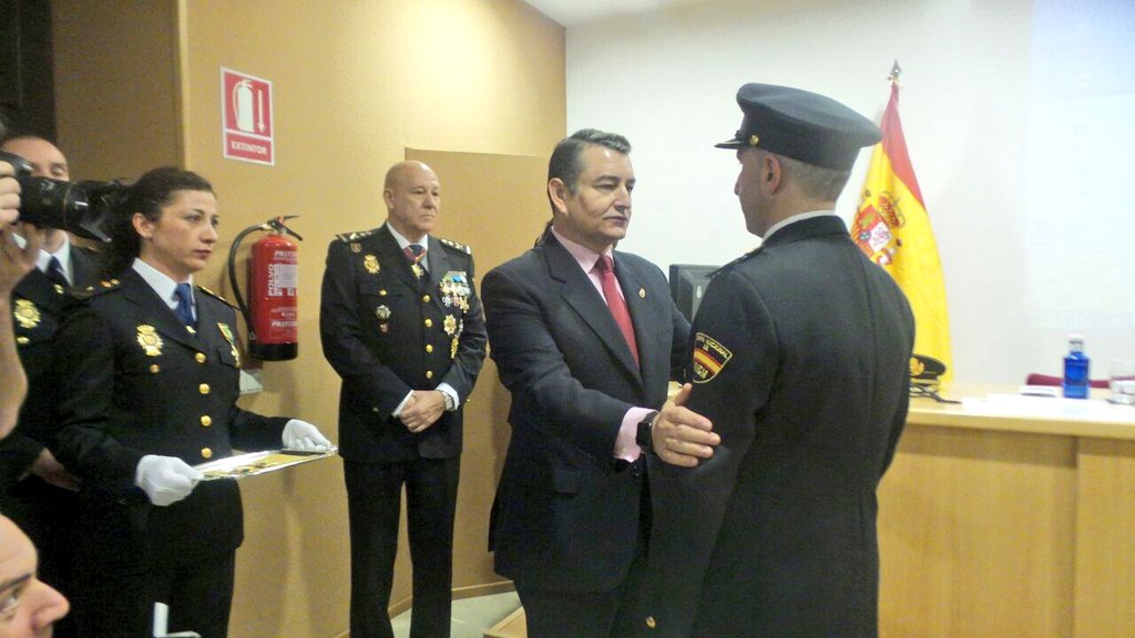 DelegGobAND's tweet photo. Hoy, en la celebración del 194 aniversario de la @policia en Jefatura Superior de #Granada, hemos entregado condecoraciones de 2017 y reconocido a los agentes que se jubilan. ¡Gracias a todos por vuestro gran trabajo! https://t.co/4QQLI46lES