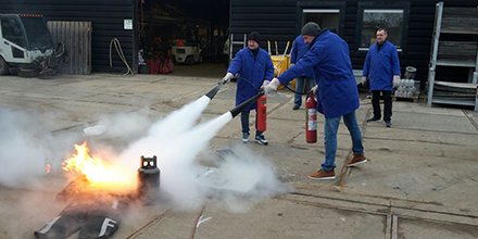 Om het nieuwe jaar goed te beginnen hebben medewerkers van Allgroen afgelopen week een BHV-cursus gevolgd. Veilig werken, brandveiligheid en levensreddende handelingen staan bij ons hoog in het vaandel. Mocht er een calamiteit uitbreken, kan Allgroen bv snel ingrijpen.