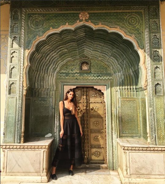 Espectacular Sara Rossetto abriendo las puertas de un palacio en Jaipur en la India con nuestro vestido Sophia de la colección SS18 🔑 #charoruizibiza #saragoestoindia #thegreendoor #india #jaipur #beauty #charoruiz #love #citypalace