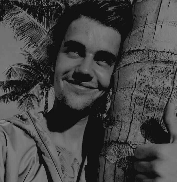 17.01.18 
                          {♠️}  —❝ No quiero lo normal, fácil, y simple. Quiero doloroso, difícil, devastador, que cambie la vida, amor extraordinario.“ ❞