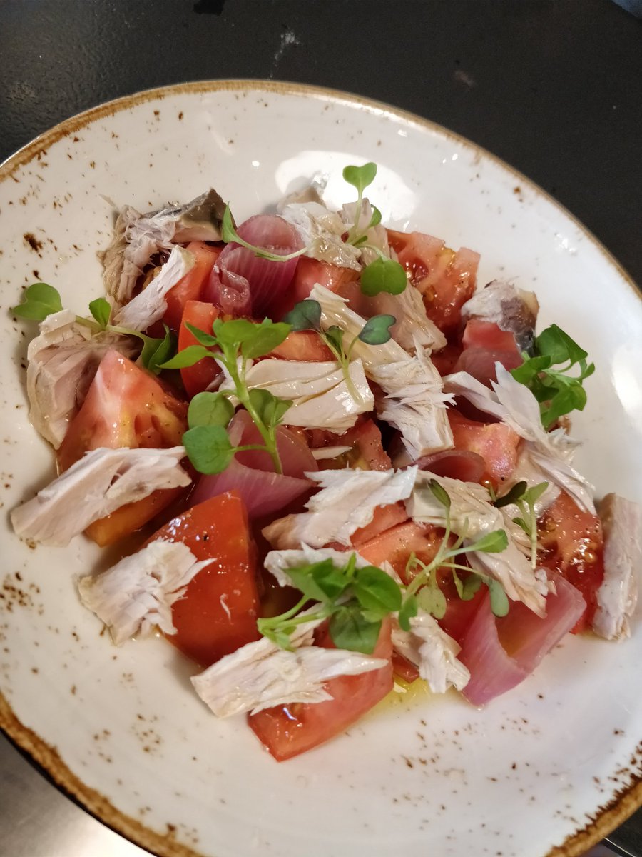 Ensalada de tomate raf con bonito escabechado y chalota encurtida! Invierno en la <a href="/R_lakasa/">Lakasa</a>!