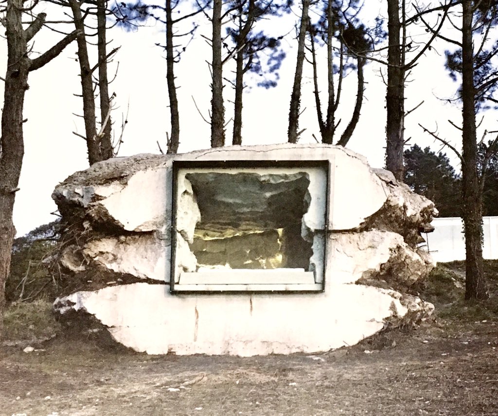 Michi トリュフbyアントンガルシアアヴリルwithアンサンブルスタジオ コンクリートの量塊の中に干草を詰めてそれを牛のナンシーが食して偶然的ヴォイド空間を作るという面白アイデア 中々心地よさげ空間に仕上がっていて素晴らしい 100x100masterhouses