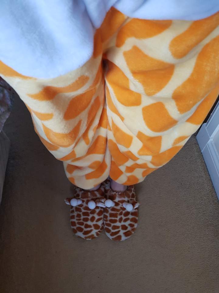 carmen051106's tweet image. Bro: school is letting us leave early, can you pick me up?
Me: 😒😑 I&apos;m sitting comfortably in front of the computer with a cup of tea, dressed in my onesie and in my fluffy slippers 😭 but yes....I will...

#topsis