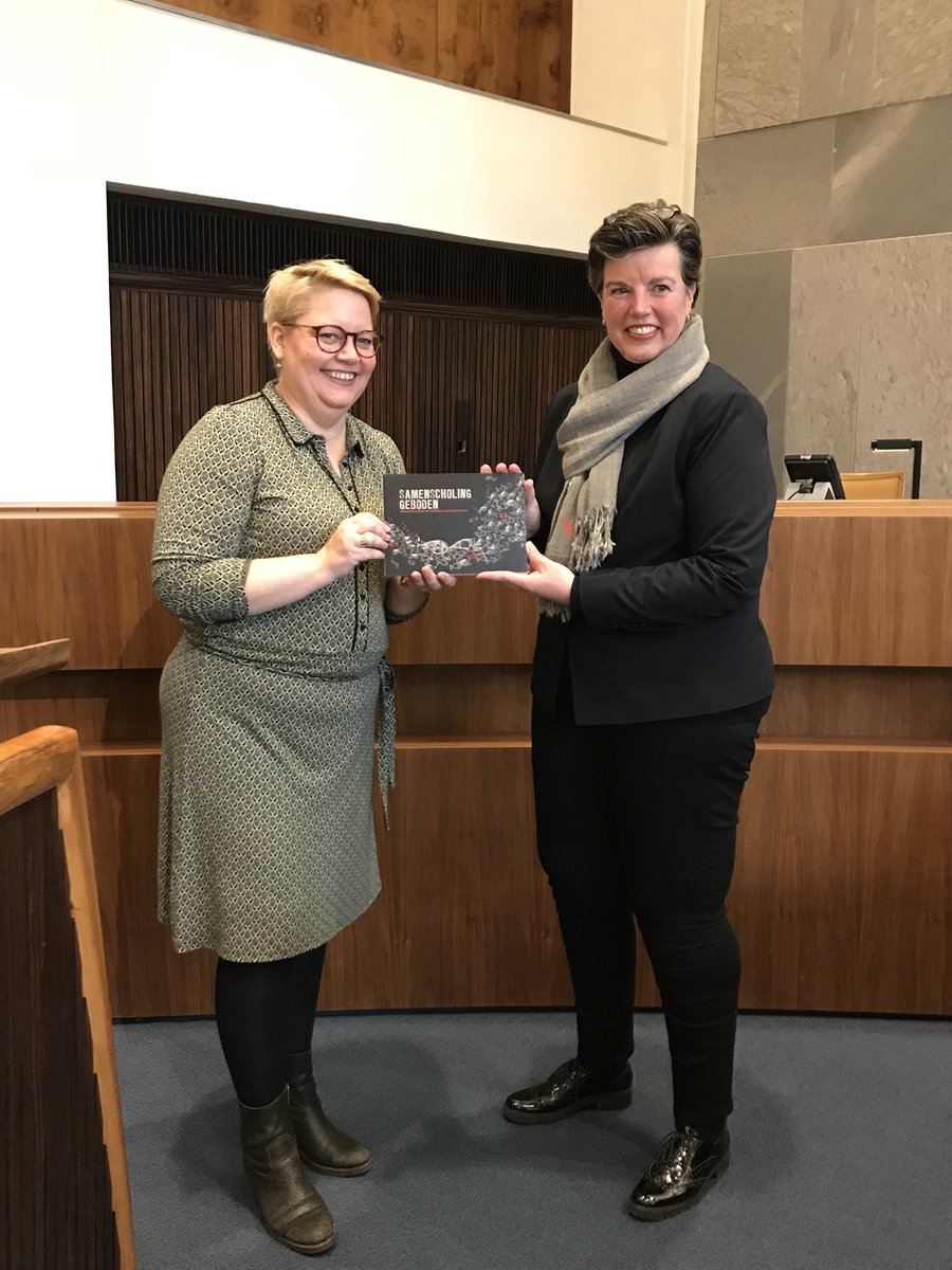 Samenscholing geboden. Innovatieve visies op onderwijs en arbeidsmarkt. Door <a href="/Nijkamp_Margot/">Margot Nijkamp</a> aangeboden aan @karinjeurink als vz commissie EEM/<a href="/provgelderland/">Provincie Gelderland</a> . Lezen!