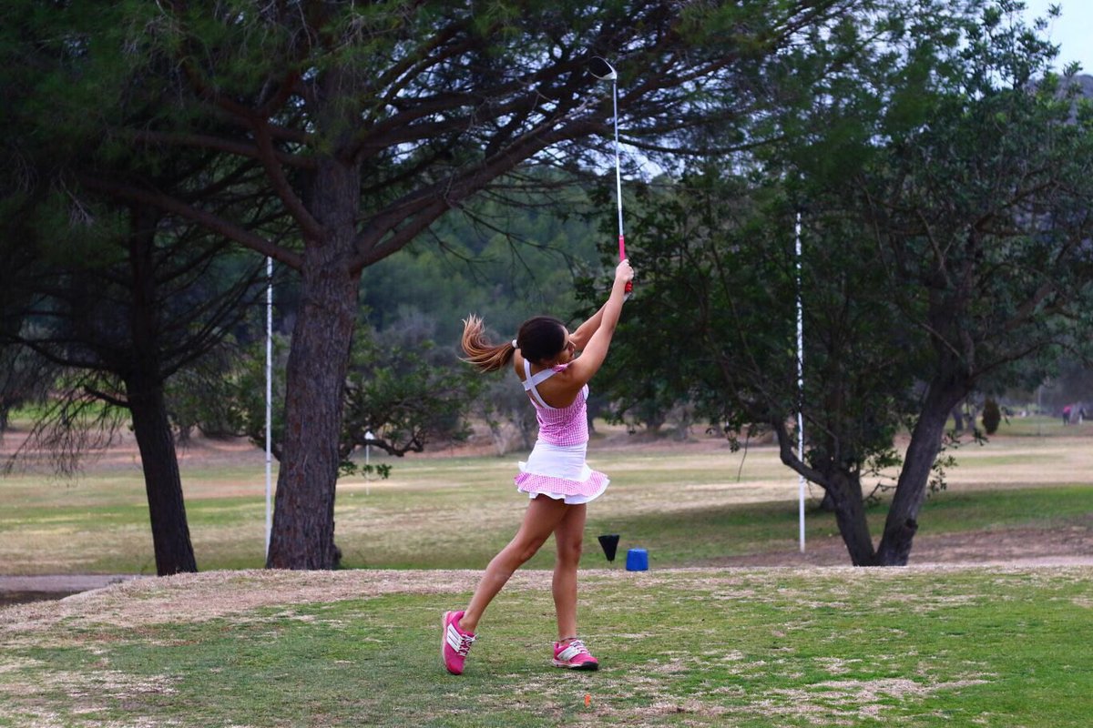 I_LovePadel's tweet photo. Me gusta ponerme a prueba , me gusta verme en lo que no controlo , me gusta descubrir mis límites ! Ahí conozco a la verdadera #SANDRA 💜🖤💜🖤🖤.
.
.
#lookdeldia #lookbook 
Conjunto modelo #sofia .
.
Modelo: @sandramartinharo 
#padelfemenino #ilp #ilovepadel #padel #modafemenina https://t.co/glMsxWhm5I