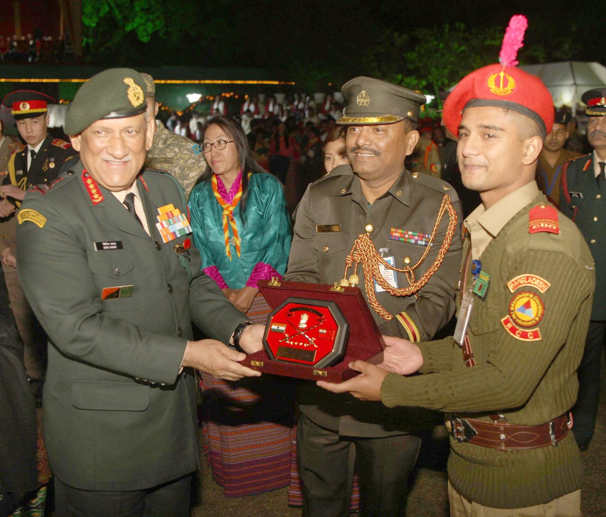 PIB_India's tweet photo. Chief of Army Staff, General Bipin Rawat presents the memento to #NCCContingent from Bangladesh, at the NCC Reception, in New Delhi https://t.co/WDjCADqrjm