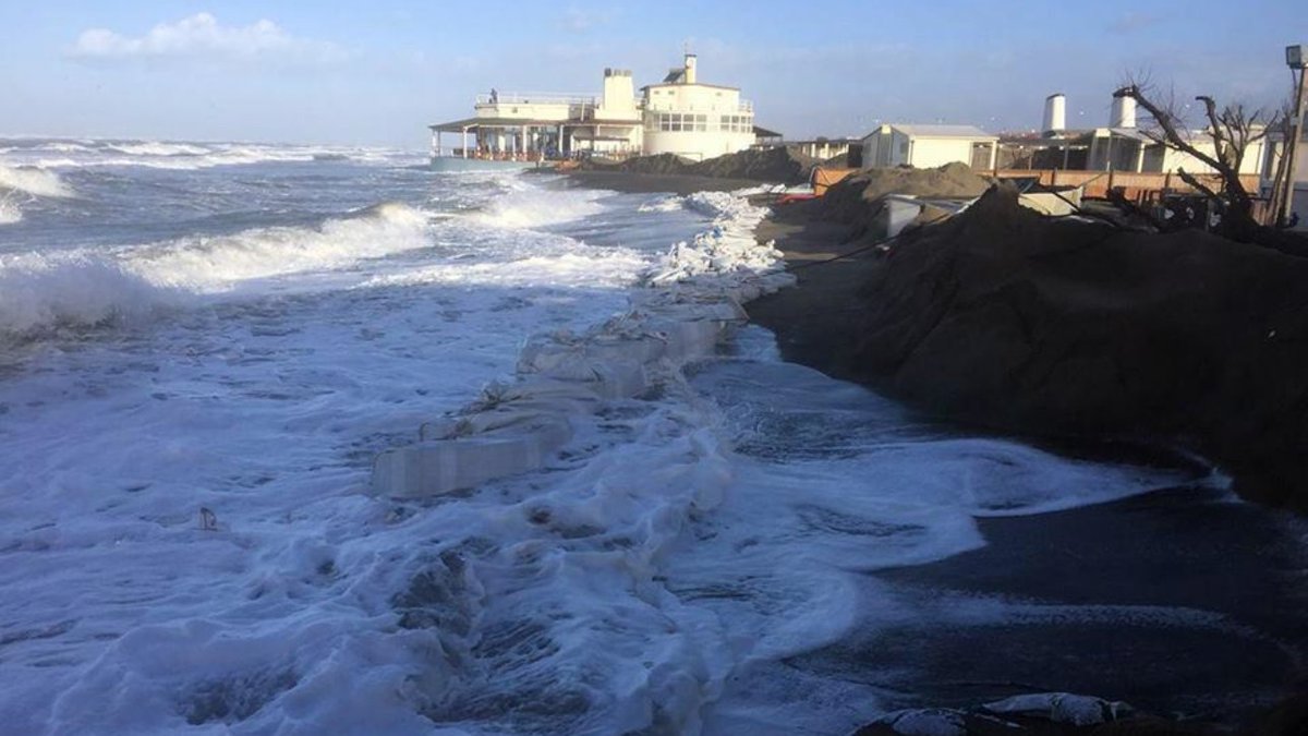 MediasetTgcom24's tweet photo. Venti forti in Sardegna e Toscana, stop collegamenti con le isole #maltempo https://t.co/kUuTHAtdWw https://t.co/SsxlDS7XbE