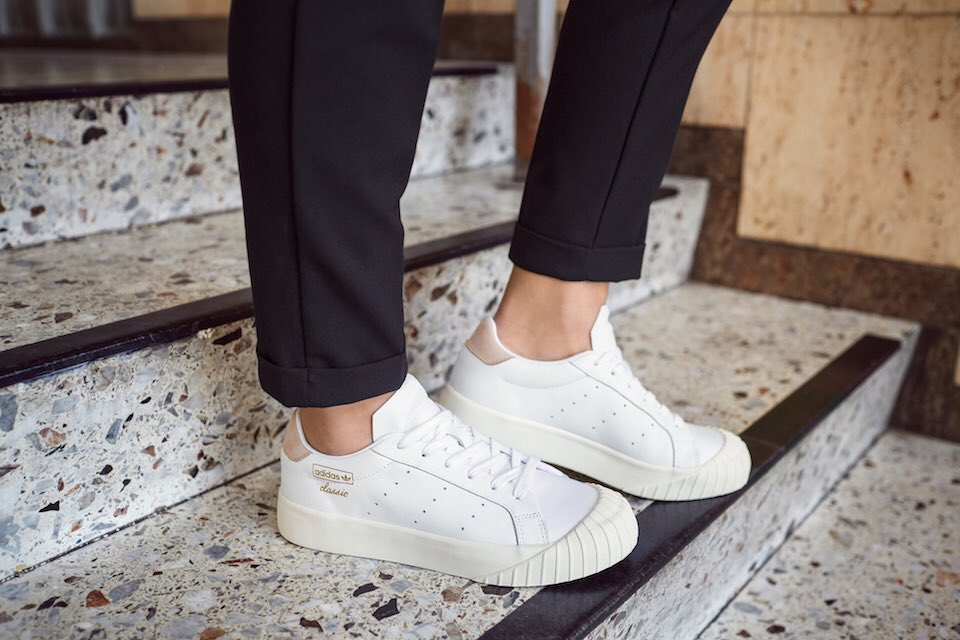 KenAshimoto's tweet photo. #adidas の #Everyn 。これまで女性向けのスニーカーは細身で薄くが主流だったけどPUMA Fenty以降はプロパーでもボリュームを出す方向にシフトしてきている。 #アディダス もそれに乗ったかたち。外羽根のシンプルなアッパーに、厚めのテープとトゥのシェル。かわいい。 https://t.co/FydKV2EmZ4