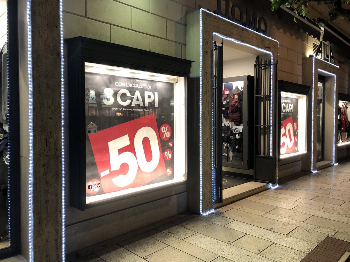 alla_uomo's tweet photo. 🔴FUORI TUTTO!!🔴
#saldi #50percentoff #3capi #metàprezzo #allauomo_terracina https://t.co/7VCbmviUQ6