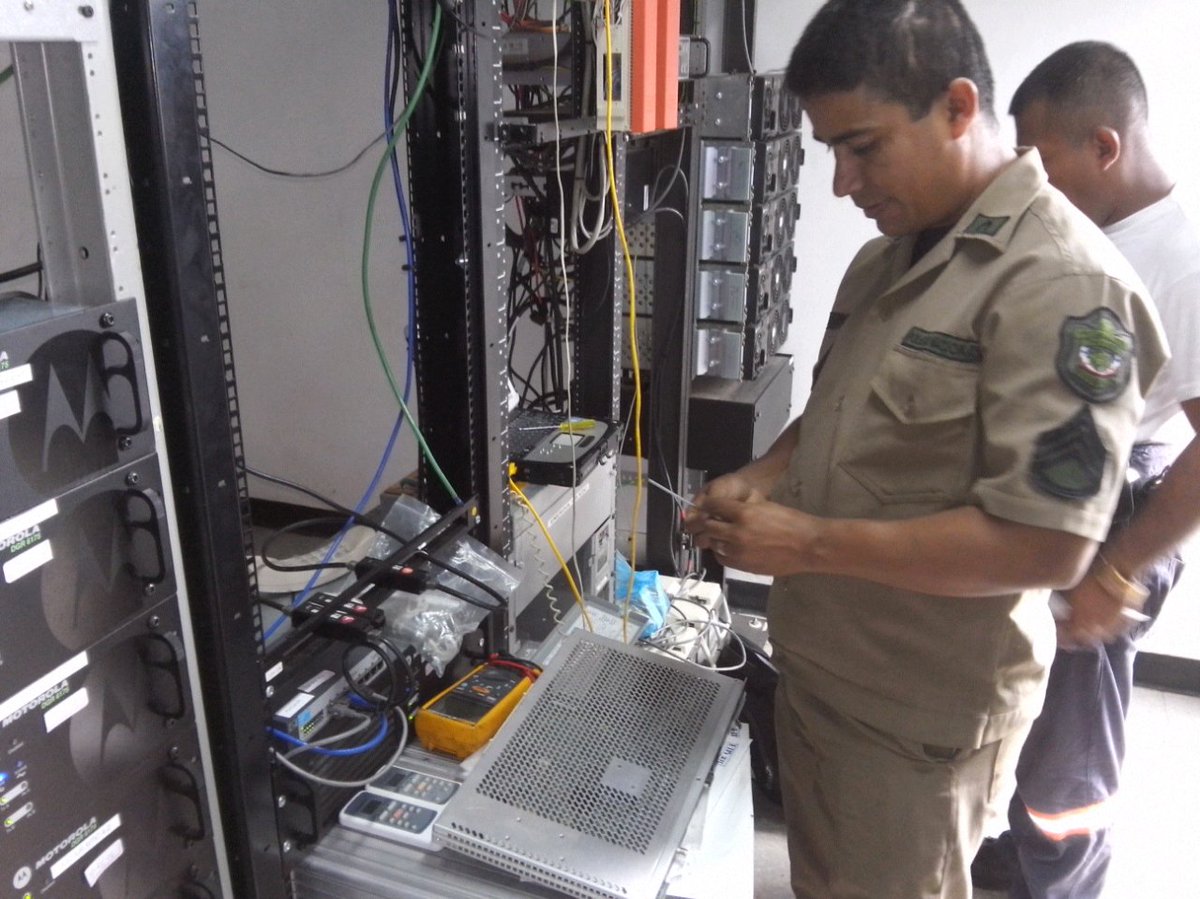 policiadepanama's tweet photo. Unidades de la Dirección Nacional de Telemática #DINTE, realizan mantenimientos de los equipos de transmisión, en diferentes puntos del país. https://t.co/rCynSZUEou