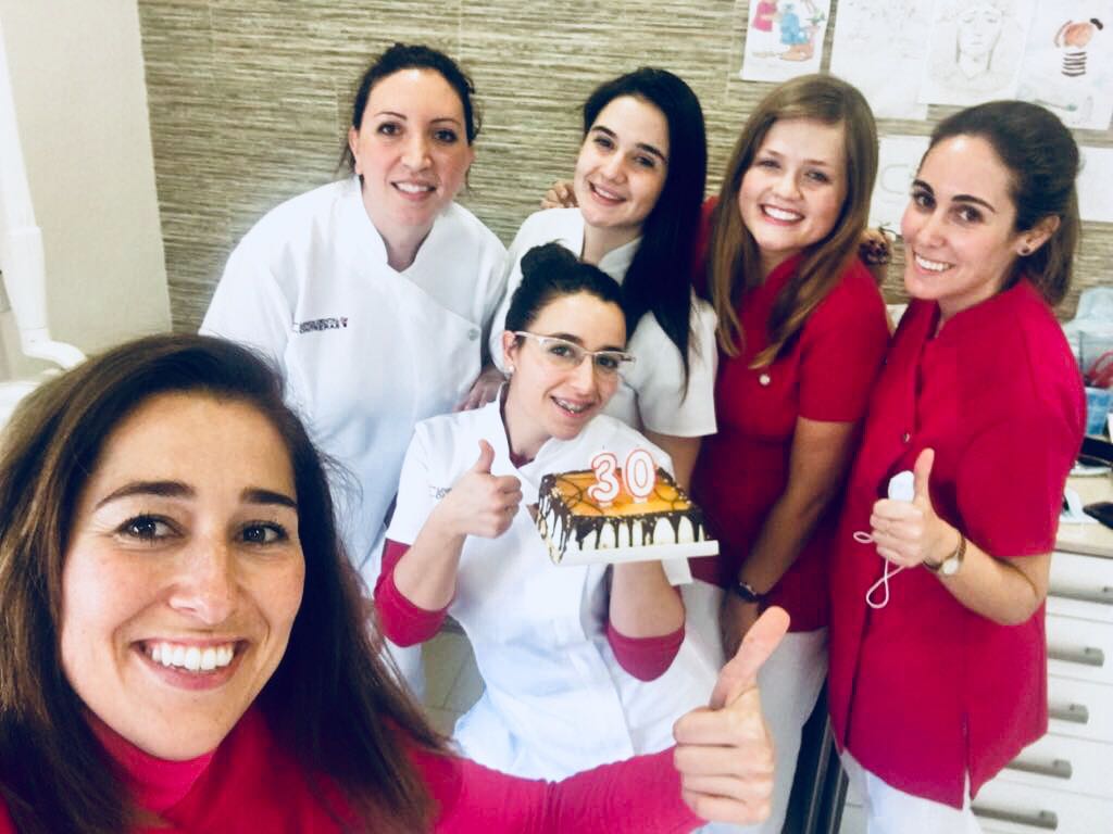 DENTALCONTRERA1's tweet photo. 🎂¡¡Hoy estamos de celebración en Clínica Dental Contreras!! 
Nuestra compañera Rocío, higienista, cumple 30 años. 
¡Muchas felicidades! 🎉

P.D.: Os prometemos que nos hemos lavado los dientes después de probar la tarta 😂 https://t.co/Ar0XBlU7ou