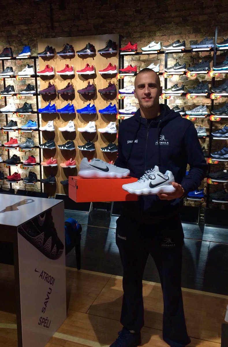 Ballzy_Latvia's tweet photo. Haralds Karlis 🔝 💯 🏀
Sev izvēlējās NIKE HYPERDUNK LOW
⛹ Lai apavi labi kalpo!
Daudz veiksmīgas spēles un uzvaras! 🏆
#NikeHyperdunk #BKJurmala #BallzyRiga #BallerProStore https://t.co/pXWeHe4N8s