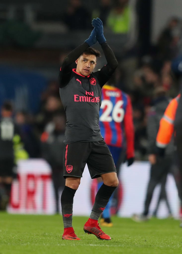 Alexis Sanchez sudah sepakat dengan Man United, nilai kontraknya 14 juta paun untuk jangka waktu 4,5 tahun. Kini hanya tinggal menunggu apakah Mkhitaryan mau pindah ke Arsenal sebagai bagian dari transfer. [Telegraph]