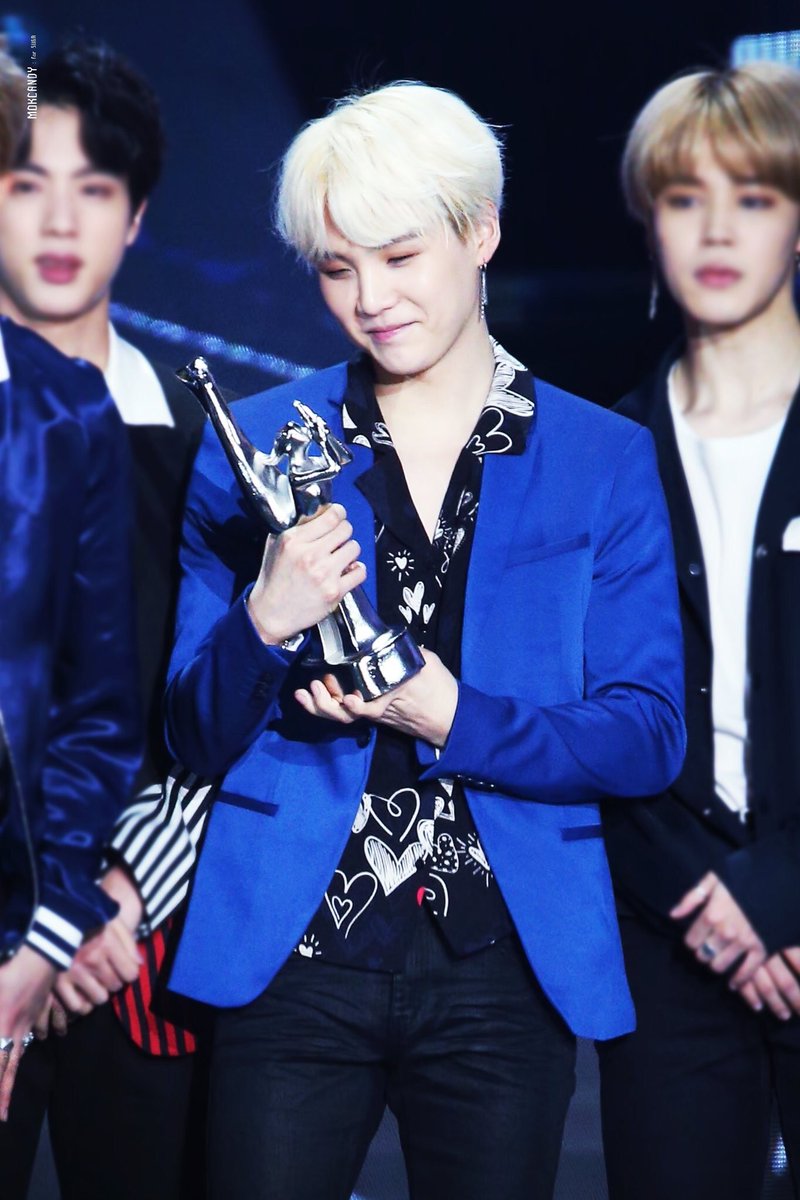 d2wings's tweet photo. the way he looks/holds the award, im gonna cry https://t.co/PjpBjbHjRr